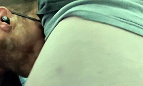 Amatőr melegek találkoznak a vécében intenzív találkozóra