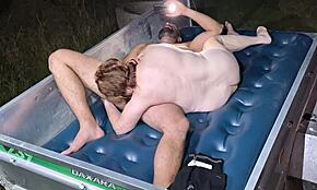 Abuela amateur traga semen en fetiche de pies pelirroja al aire libre