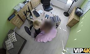 مارس الجنس مقابل المال مع وكيل ائتماني وسيم في مقابلة مكتب