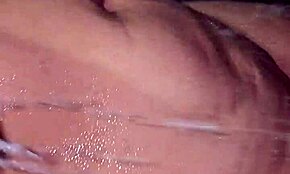 Mama v kopalnici začne masturbirati in postane zelo vroča