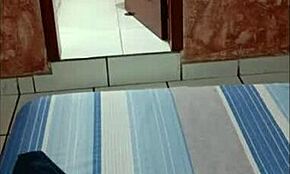 Veninde Springer Arbejde Over som Forudbetalt, Kedelig som Receptionist