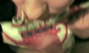 Amatorska włoska para nurkuje w dziką domową zabawę analną