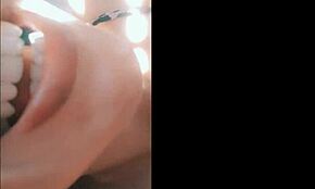 Mistress fısıldıyor, 'Çok seksi ve kötüyüm, bana direnemezsin.'