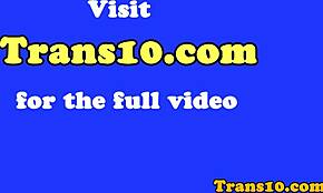 Lepa transseksualka se igra sama z dildom v vroči analni igri