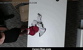 Razvajena mladenič poskušala pobegniti ampak dobila močno jebanje od ogromnega kurca v garaži