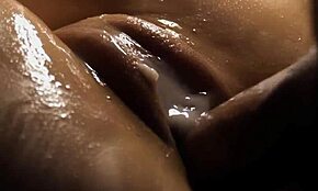 Kova pillu nussu paljon spermia simuloivaa liukastetta