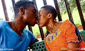 فتاة سوداء هاوية تظهر وتمص في مكان عام