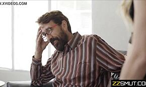 Le beau-père piège sa belle-fille dans du sexe hardcore sans qu'elle sache