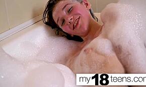 My18teen 18+ babe masturbuje vo vani s closeup orgasmom