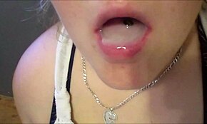 Хорна баба узима анално прстење и мужење простате док сиса огромни курчић за кремпај