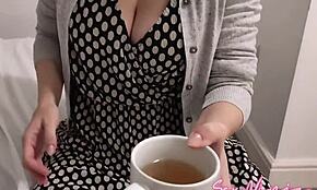 我们交换继母一周，她教我用大鸡巴后入