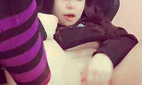 สาวน่ารักอายุ 18+ Hana Lily อยากเห็นฉันลูบหีพรหมจรรย์ไหม?