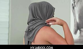 مدرب لياقة يغوي عميلة عربية غريبة لجلسة حارة