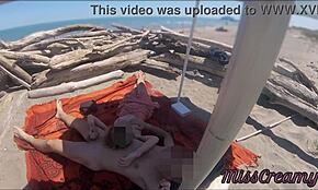 Exhibitionistische Lehrerin, willst du öffentliche Handjob am Nacktstrand?