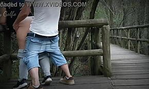 Brunettet dugok nagy cicikkel a természetes parkban. Kockázatos nyilvános akció a www.ninfaygolfo.com-on!