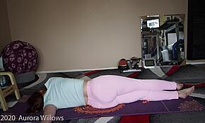 Leçon de yoga m'a fait mater son gros cul et ses gros seins