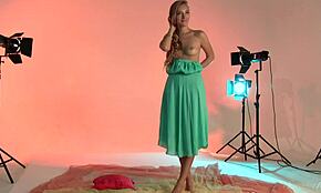 Modèle ado aux cheveux dorés se déshabille nue pour la caméra