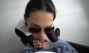 Kurva roztleskávačka, uh, hluboko do krku a polyká všechno sperma v pohledu.