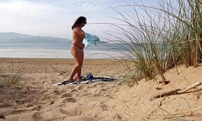 Jeg filmede en kurvet spansk MILF skifte tøj og træne nøgen på stranden