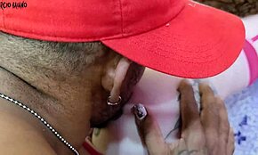 Deze schaamteloze tiener ligt op bed en provoceert haar rustende oom. 😏