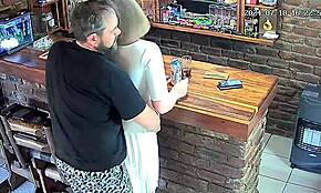 Catturata Mia Moglie che Si Incontra di Nascosto con Qualcuno su Telecamera Nascosta