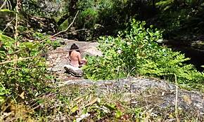 OMG, un voyeur inconnu me baise sur la plage nudiste, je suis choquée...