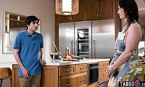 Sakra, Siri Dahl velká prdel milf nevlastní máma análně ošukaná malým dospělým nevlastním synem v kuchyni