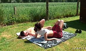 امرأة فرنسية ناضجة بصدر صغير 18+ تتعرض لسودومايز وفيستينج في الهواء الطلق