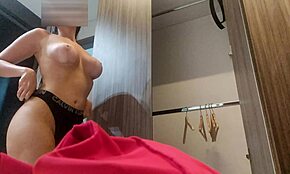 ¿Por qué mi hermanastra latina caliente muestra cameltoe en leggings en cam oculta?