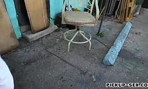 สาวเช็กมือสมัครเล่นโดนแฟลชและเย็ดแรงโดยคนแปลกหน้าในที่กลางแจ้ง