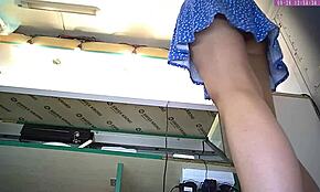 Seksi blondinka ujeta na voyeur kameri z upskirt na delu