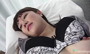 ほら見て、渚片桐がストリップして甘い剃毛マンコでクリームパイ！