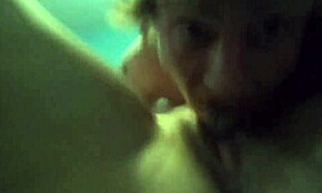 Na ich domácej svadobnej ceste ona deepthroatuje veľký kurac a squirtuje počas análneho sexu