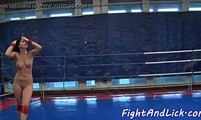 Jesi li ikad video rvačke lezbejke kako prstaju lepu curu ovako? Tako vruće.