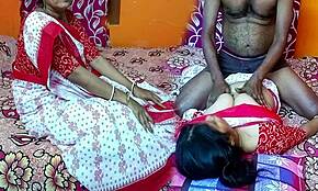 Индийская бхабхи с большими сиськами трахают раком в отеле девером