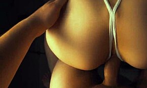 En escena casera, la chica flaca con gran culo recibe semen en coño y culo