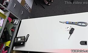 뾰로통한 틴 18+ 도둑 잡혀, 이제 내 작은 18+ 보지가 세게 파괴되어