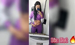 Bia, horká evropská morena, masturbuje sama v koupelně autobusu s chtíčem