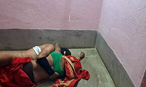 Indijska novopečena gospodinja praznuje suhaagraat doma