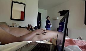 מנקה מוטל עסיסית במדים מזיינת בהפסקה