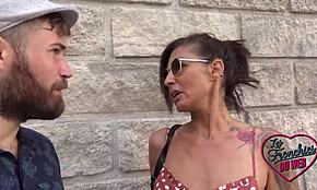 Charlotte, la barmaid française flirteuse de 40 ans, montre son charme