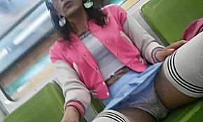 เฟมบอยตัวนี้เซ็กซี่มากในกระโปรงสั้นบนรถไฟฟ้าใต้ดิน