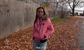 Človeče, zobral som túto horúcu českú babu a vymrdal jej tesnú pičku v aute!