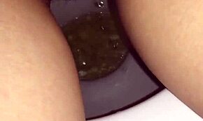 Αδύνατη καστανή ουρεί στα εσώρουχα στο ντους, πιάτα και τουαλέτα σε άγρια συλλογή.