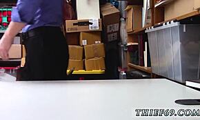 Agent neukt tiener meisje na diefstal poging gespot