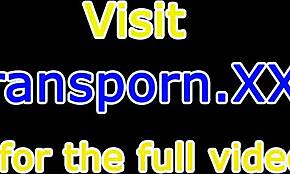 Μεγαλόστηθη τρανς χτυπάει το πούτσο της παθιασμένα σε σόλο