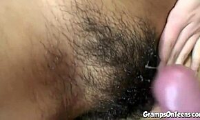 Chlupatá teen 18+ píča vrtaná tvrdě tlustým kokem starého muže