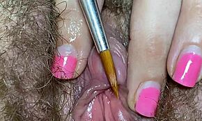 Uusi karvainen pillu isolla klitoriksella lähikuvassa amatööri