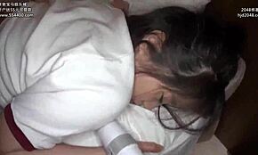 Asiatisk tjej sväljer medelålders mans spott