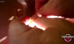 Vadia excitada ganha vários anéis nos lábios da buceta esticados para brincadeira pervertida